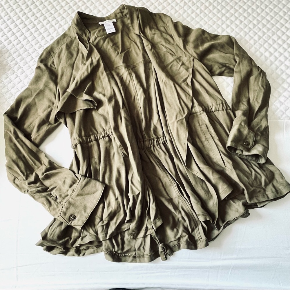 Esley Women’s Lightweight Olive Green Jacket Button Cuffs Size S High Low Hem